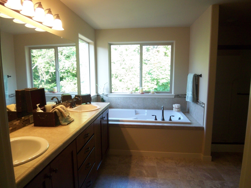 bathroom before home staging Portland OR