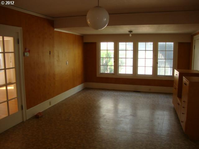 Family room before remodeling and staging